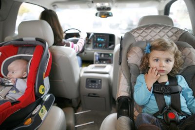 Удерживающее устройство для детей в автомобиле: правила и требования перевозки детей в авто, выбор автоклесла для ребенка, правила его установки и наказание за неисполнение правил ПДД