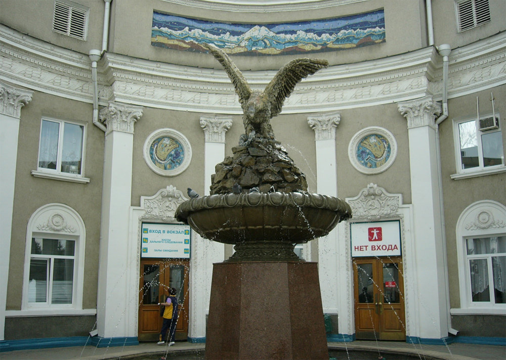 Скульптура орла в городе
